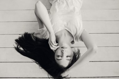 Güzel kız yerde yatıyor