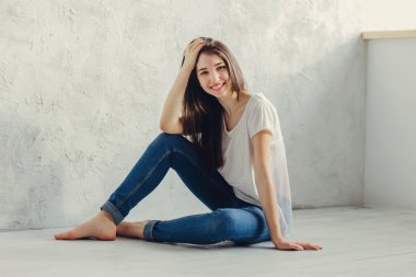 güzel bir kız yere oturmak