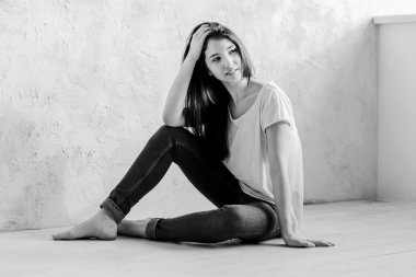 güzel bir kız yere oturmak