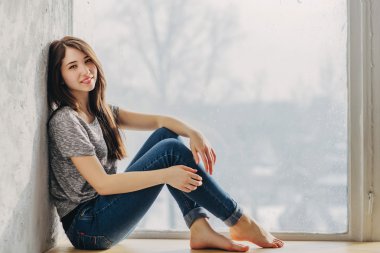 Güzel kız pencerenin kenarında hayal
