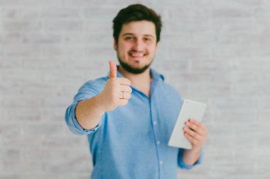 Tabletli genç adam.