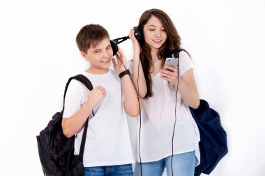 Ve erkek kardeşim kulaklık ile müzik dinlemek