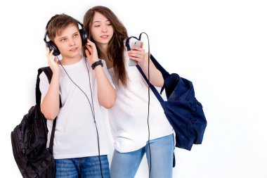 Ve erkek kardeşim kulaklık ile müzik dinlemek