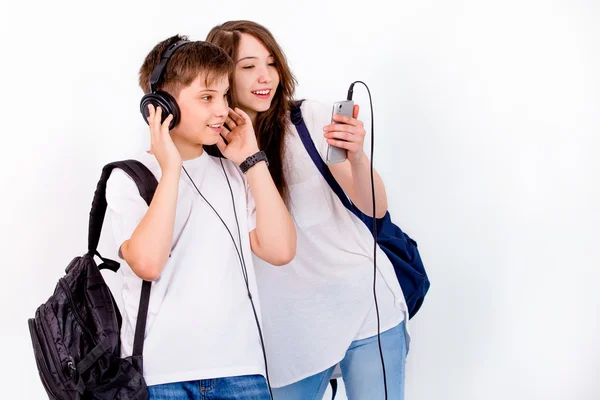 En Hermano y hermana escuchan música con auriculares Fotos de stock libres de derechos