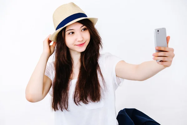 Hermosa chica en el sombrero hace selfie en el suelo Imagen de archivo