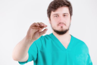 Doktor adam holding tablet beyaz arka plan üzerinde.