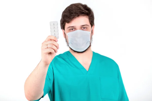 Lékař muže držení tabletu na bílém pozadí. — Stock fotografie