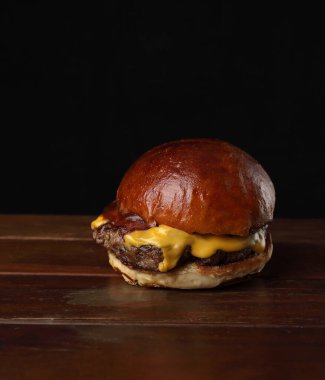 Ev yapımı nefis hamburgerler.