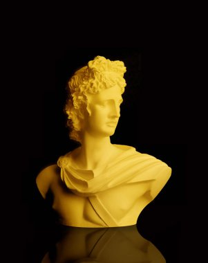 Tanrı Apollo heykel büstü. Antik Yunan Güneş ve Şiir Tanrısı heykeli siyah üzerine izole edilmiş.