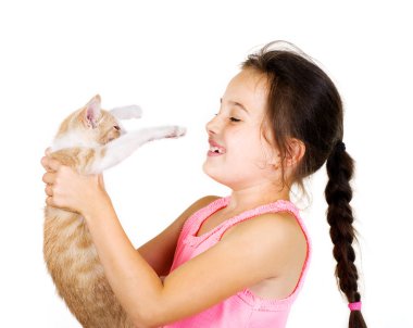 çocuk kız hafif bir arka plan üzerinde küçük bir kedi yavrusu ile çalış