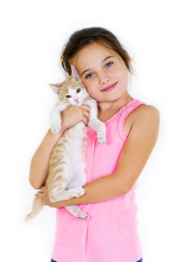 çocuk kız hafif bir arka plan üzerinde küçük bir kedi yavrusu ile çalış