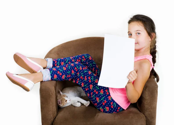 Allegra bambina gioca con un piccolo gattino su uno sfondo leggero — Foto Stock