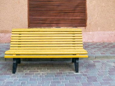 Sokakta boş bir bank var. Şehir geçmişi. Dinlenme ve rahatlama