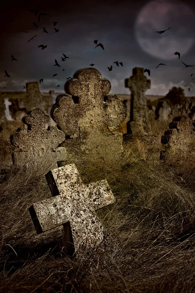 Halloween korkunç mezarlık eski mezar taşları ile kesiştiği, ay ve kargaların sürüsü