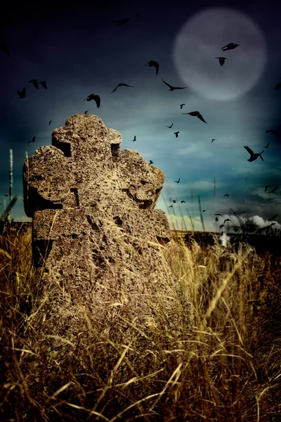 Halloween korkunç mezarlık eski mezar taşları ile kesiştiği, ay ve kargaların sürüsü