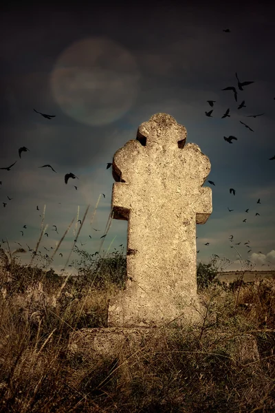 Halloween korkunç mezarlık eski mezar taşları ile kesiştiği, ay ve kargaların sürüsü