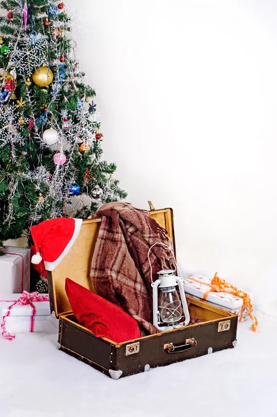 Hediyeler Noel Yılbaşı kartı bavulla Noel Baba