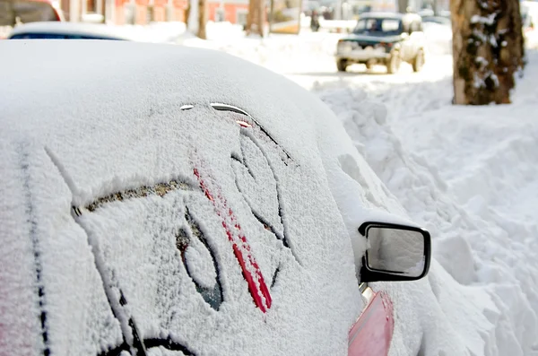 Nieve blanca con forma de corazón ahogado. corazón dibujado en la nieve en coche en una calle de la ciudad. antecedentes —  Fotos de Stock