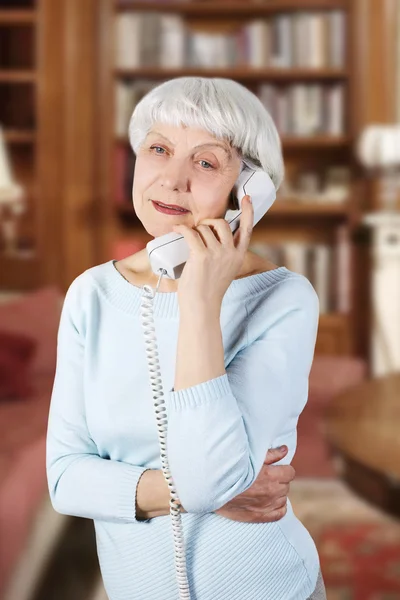 Счастливая красивая пожилая женщина говорит по телефону, мать, бабушка — стоковое фото