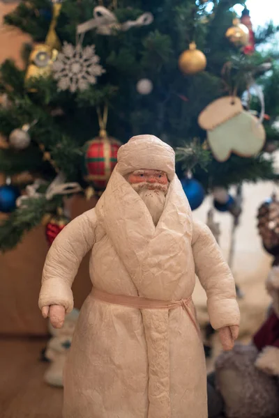 Babbo Natale Con Albero Natale Ghirlanda — Foto Stock
