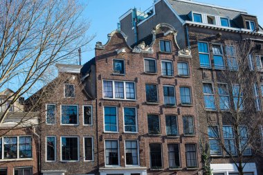 Amsterdam 'ın güzel renkli eski evleri