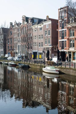 Amsterdam kanal evleri ve sudaki yansımaları