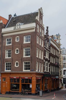 Amsterdam kanal evleri ve sudaki yansımaları