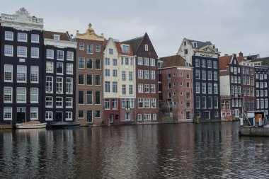 Amsterdam kanal evleri ve sudaki yansımaları