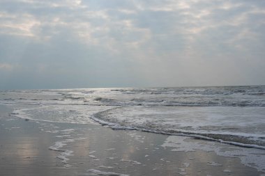 Sahilde dalgalar kuzey denizinde 