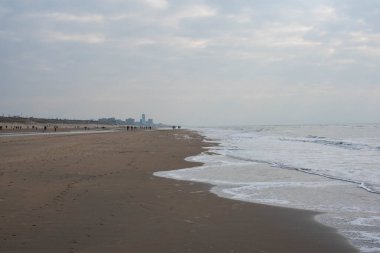 Sahilde dalgalar kuzey denizinde 