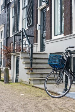 Amsterdam 'da çiçekler ve bisiklet