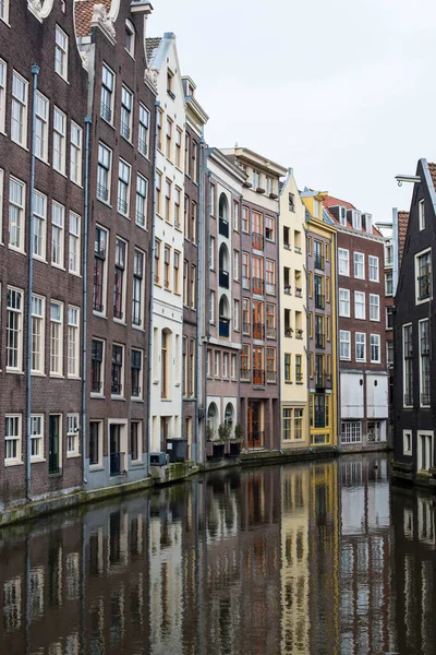 Amsterdam kanal evleri ve sudaki yansımaları