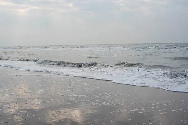 Sahilde dalgalar kuzey denizinde 