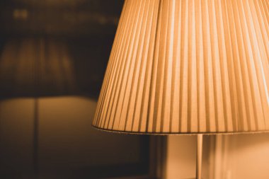 Sıcak ışık ve penceresinde yansıma olan zemin lambası