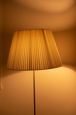 Sıcak ışık ve penceresinde yansıma olan zemin lambası