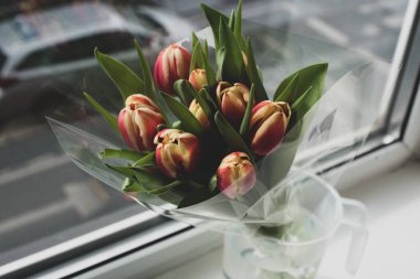 Amsterdam caddesinde bir buket lale.