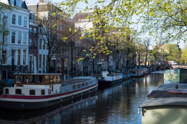 Amsterdam 'da güzel kanal evleri ve köprüler