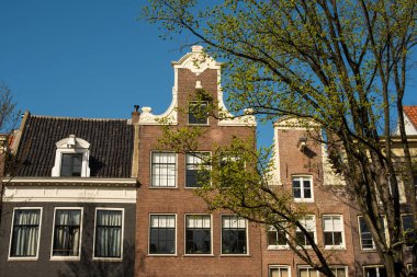 Amsterdam 'da güzel kanal evleri ve köprüler