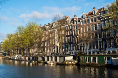 Amsterdam 'da güzel kanal evleri ve köprüler