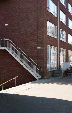 Gümüş merdivenli kırmızı tuğla duvar
