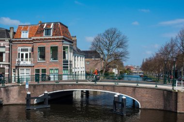 Kanalda evler ve tekneler