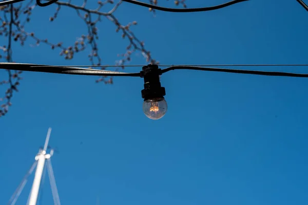 Lâmpada Elétrica Fundo Céu Azul — Fotografia de Stock