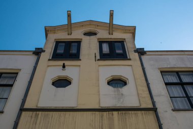 Leiden 'daki eski binalar ve kanallar