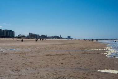 Kumsal, deniz, dalgalar ve mavi gökyüzü