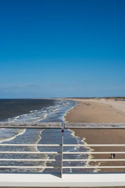 Kumsal, deniz, dalgalar ve mavi gökyüzü