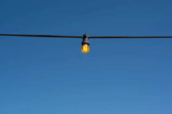 Luz Lâmpada Guirlanda Fundo Céu Azul — Fotografia de Stock