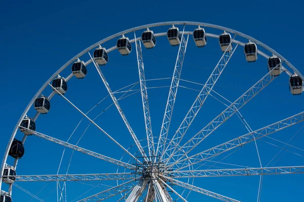 Koło Ferris Pobliżu Morza — Zdjęcie stockowe