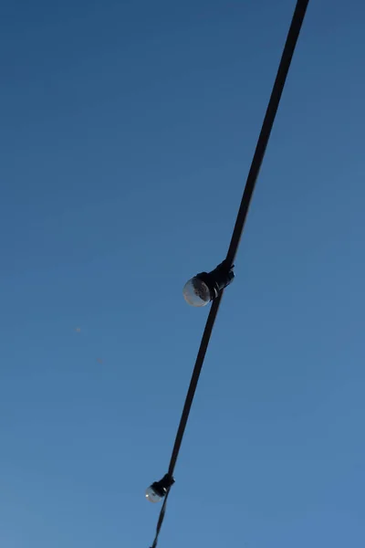 青い空に電球のガーランド — ストック写真