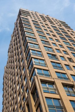 Rotterdam 'da mavi gökyüzü olan modern gökdelen binası 