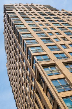 Rotterdam 'da mavi gökyüzü olan modern gökdelen binası 